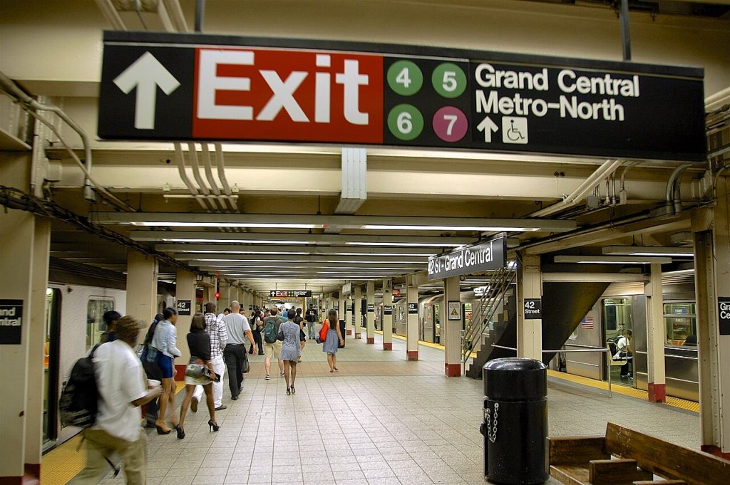 Trei persoane rănite într-un atac cu cuțitul la stația de metrou Grand Central din New York