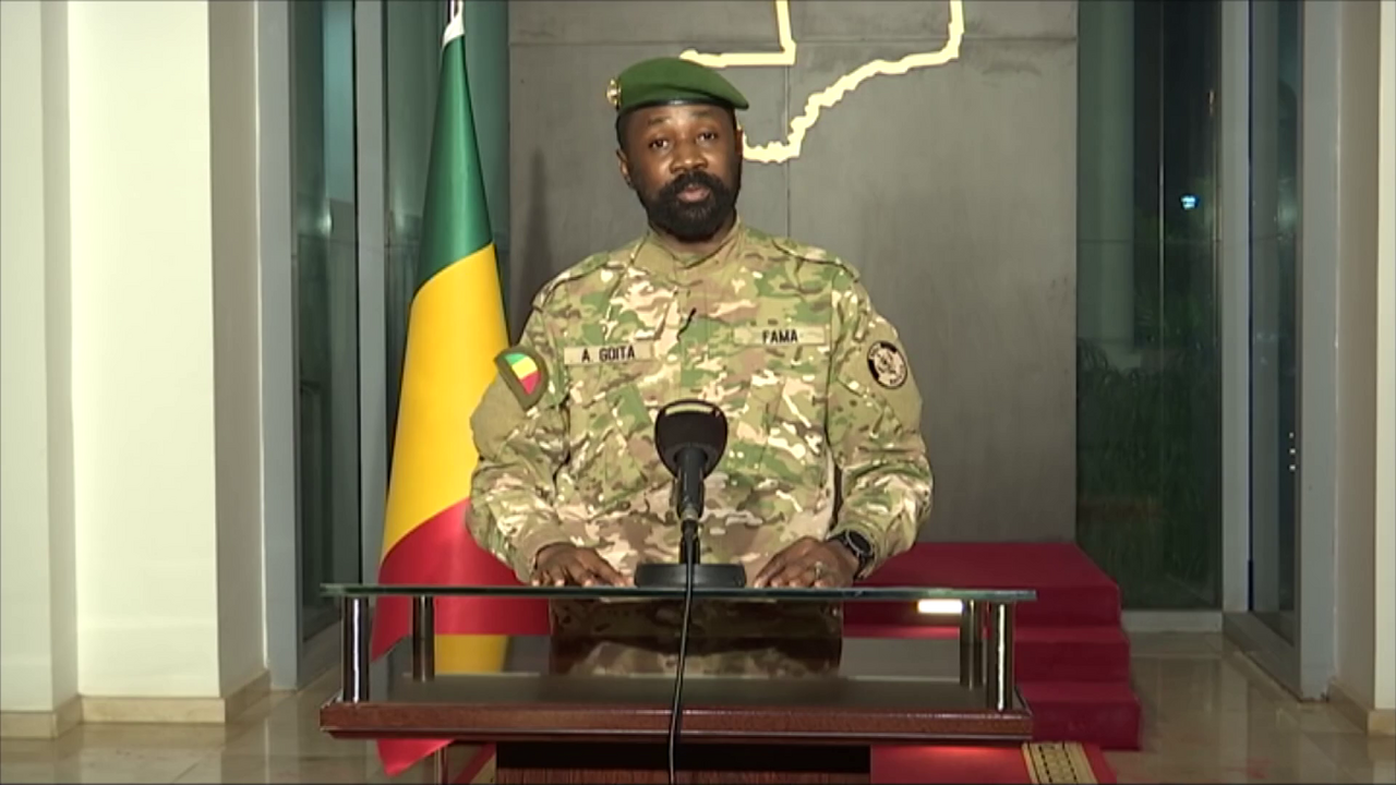 Liderul juntei din Mali apare public după atacuri; Rusia le numește „tentativă de lovitură de stat”