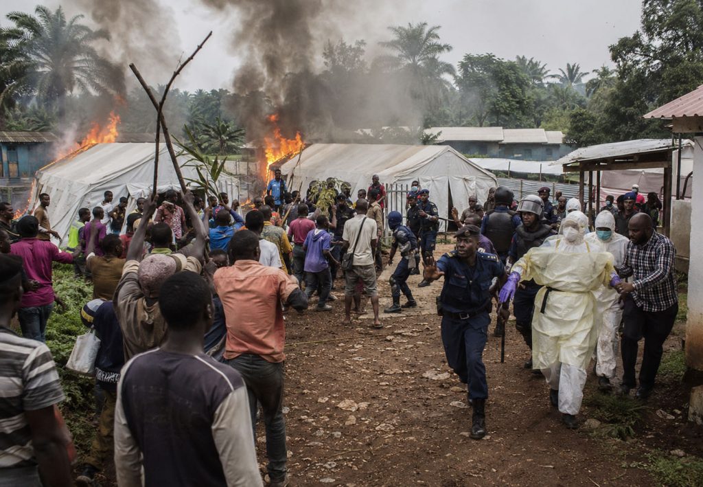 Mulțime furioasă incendiază corturi de izolare la un spital din estul RD Congo