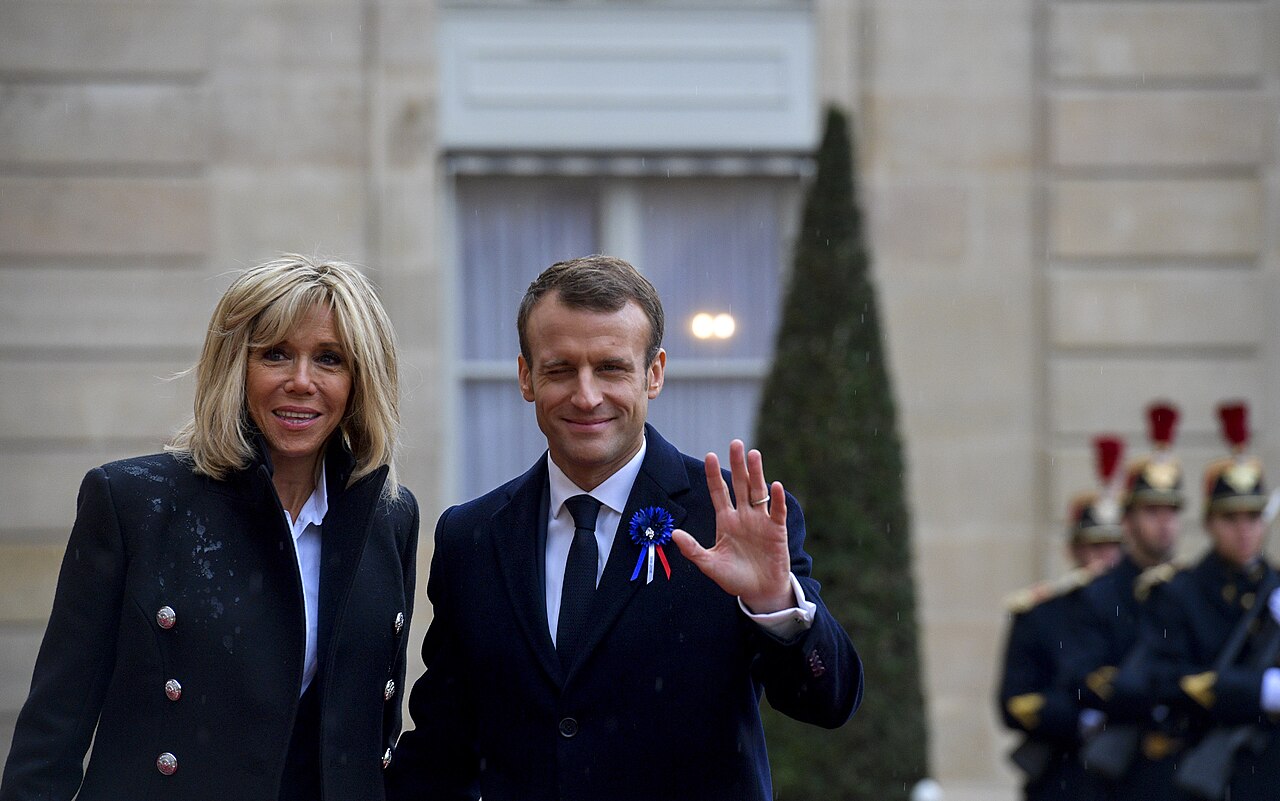 Macron promite eforturi diplomatice pentru scăderea prețurilor la carburanți în Franța