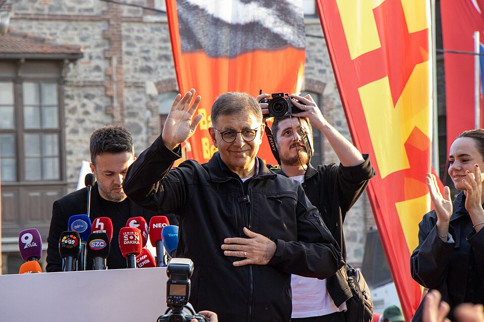 Izmir, cucerit fără alegeri: cum își mută Erdogan puterea prin primării